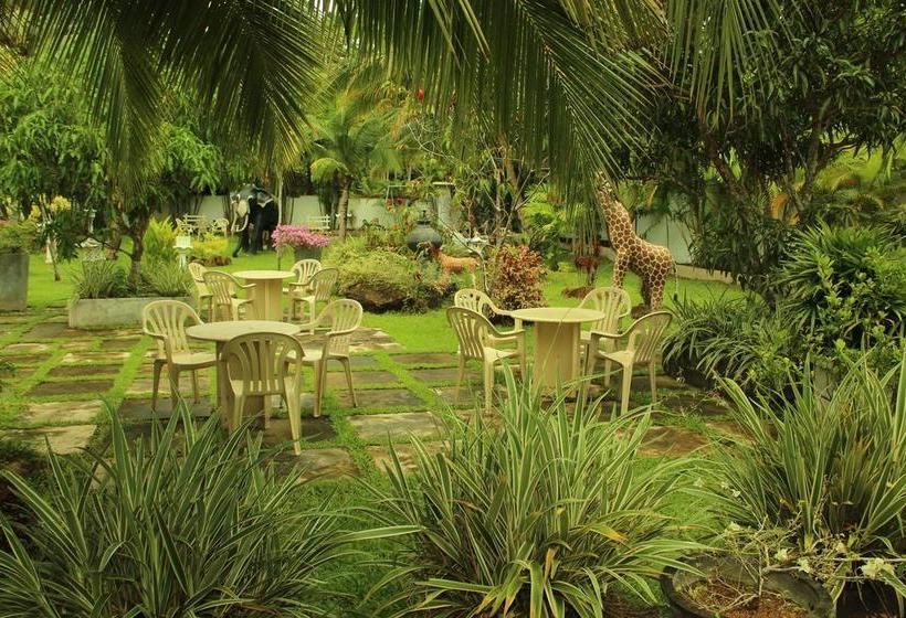 هتل Capital O 236 Amaa River Garden