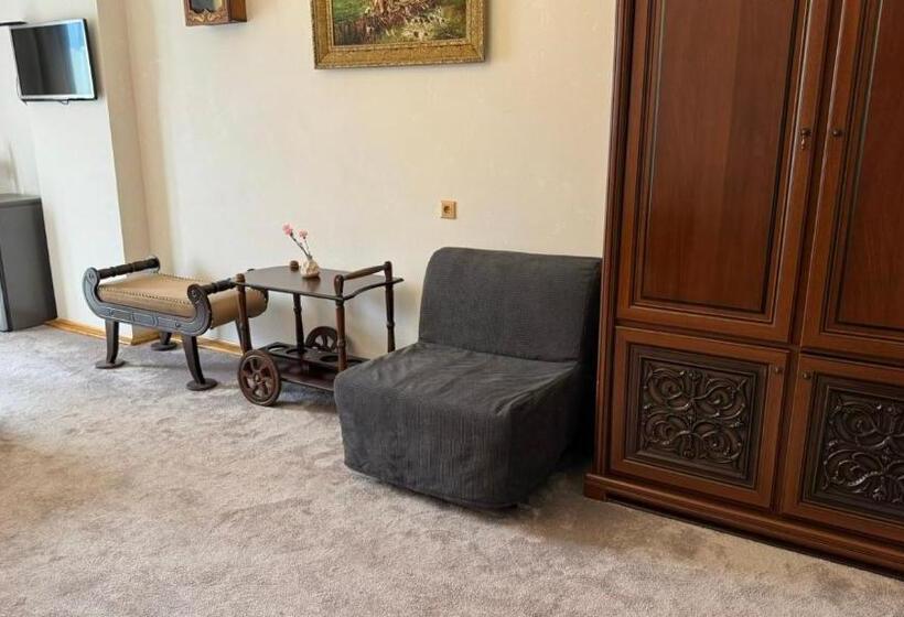 Stara Pravda Hotel   History