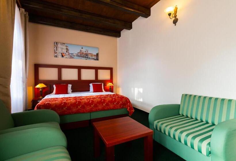 هتل Vivaldi Apartments