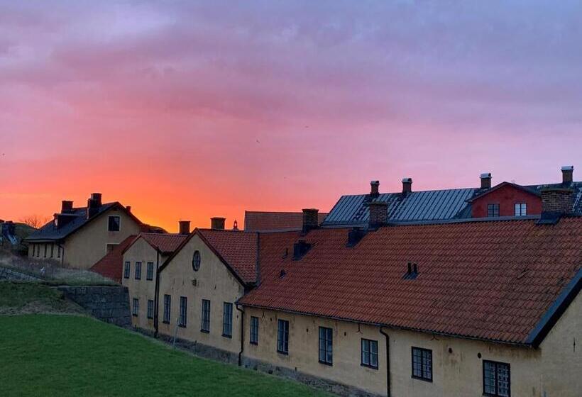 هاستل Fästningens