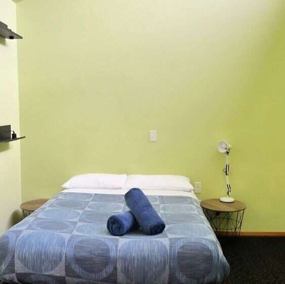 هاستل On Top Backpackers