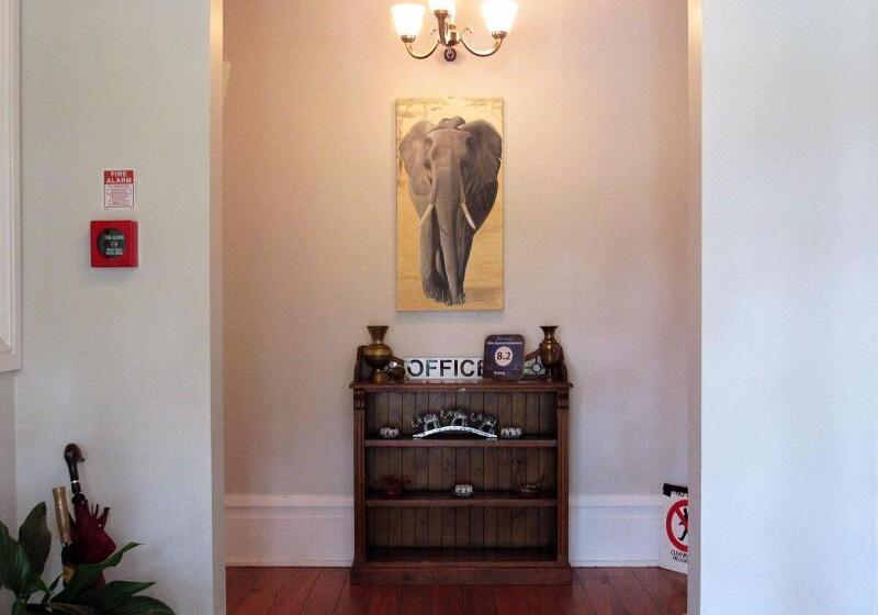 هاستل White Elephant Accomodation