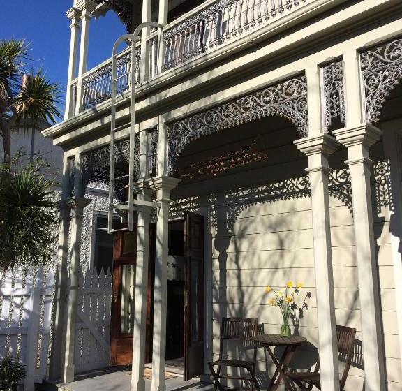 تختخواب و صبحانه Artica Art & Accommodation