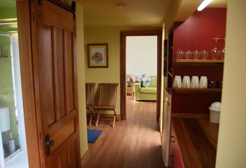 تختخواب و صبحانه Misty River Retreat