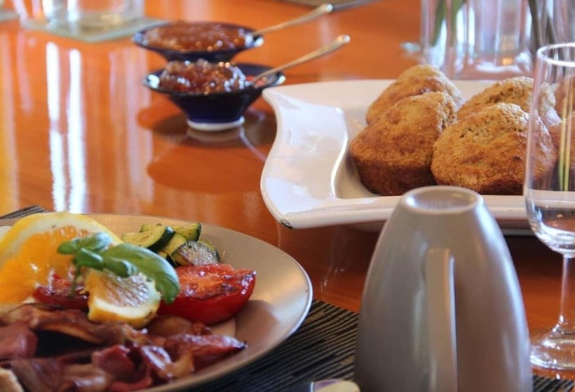 تختخواب و صبحانه Parautane Lodge