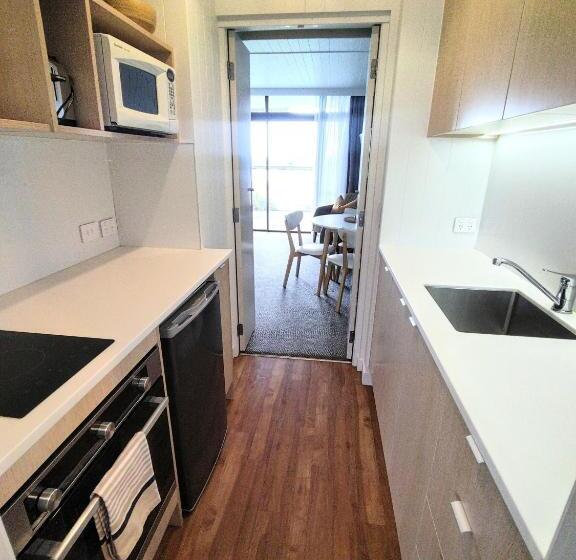 Whispering Sands Beachfront Motel