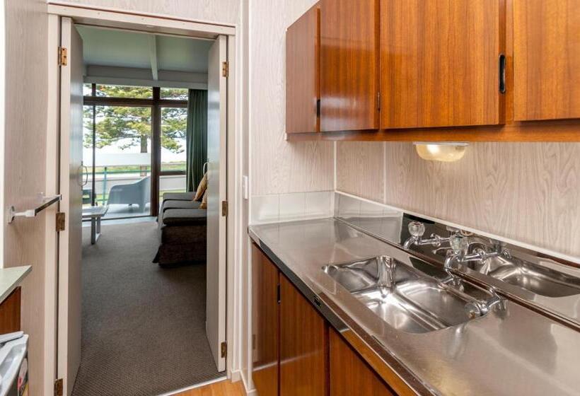 Whispering Sands Beachfront Motel