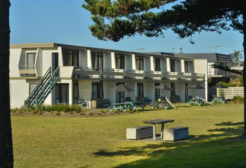 Whispering Sands Beachfront Motel