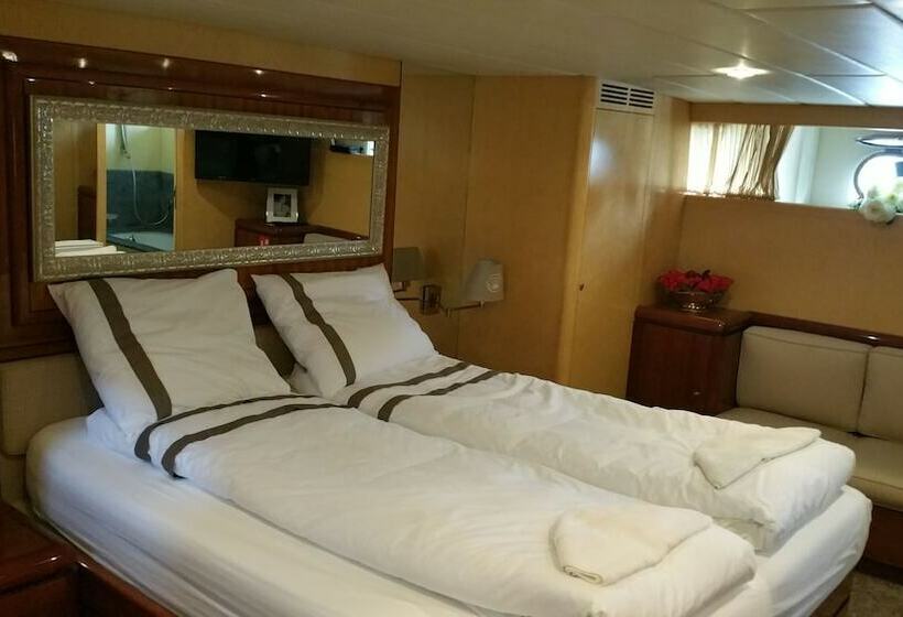 هتل Christina Onassis Yacht