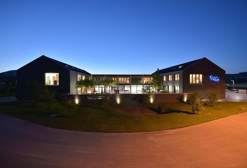 هتل Q.c.m. Campus