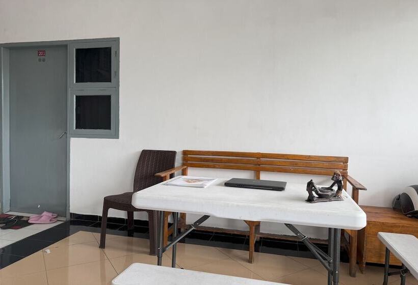 هتل Spot On 93967 Hasna Guest House Syariah