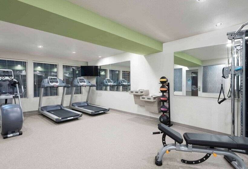 בית מלון כפרי Woodspring Suites Kansas City Airport