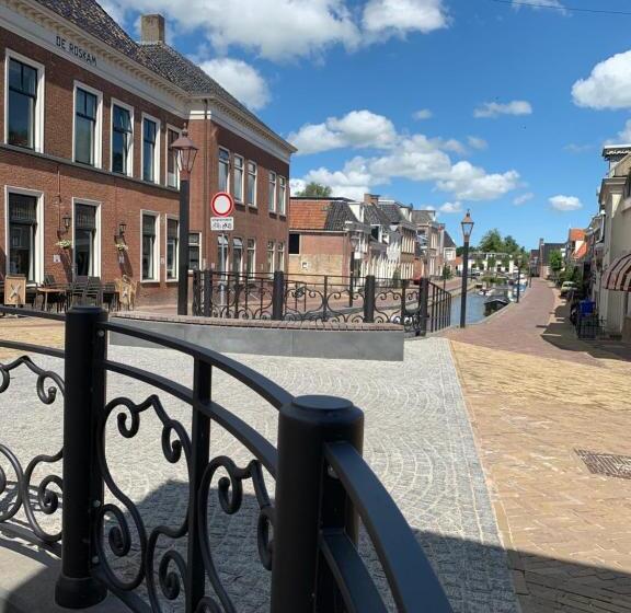 B&b Het Herenhuys Aan De Historische Gracht Van Kollum