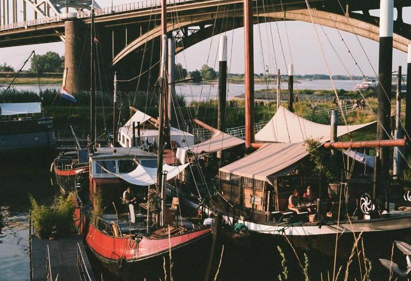 تختخواب و صبحانه Boat Opoe Sientje