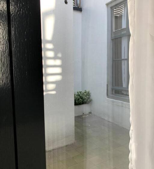 تختخواب و صبحانه Zocher6 Bnb A Monumental Town House In The City Center
