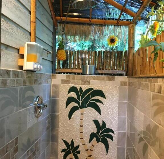 住宿加早餐  Madeira Park Oceanview Suites