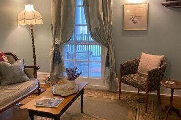 تختخواب و صبحانه Montrose Inn