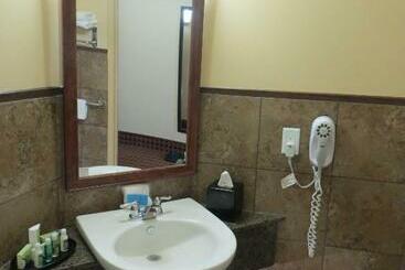 هتل Poplar Tree Inn