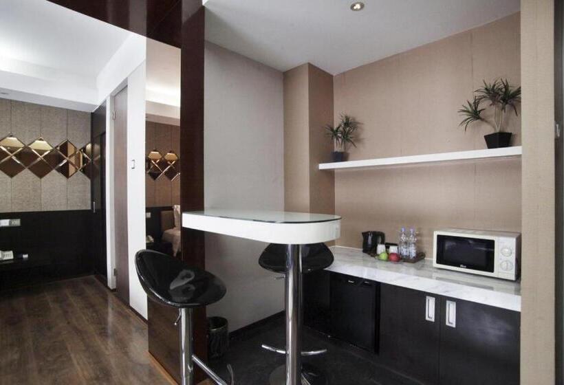 Favor Hotel Makassar City Center By Life