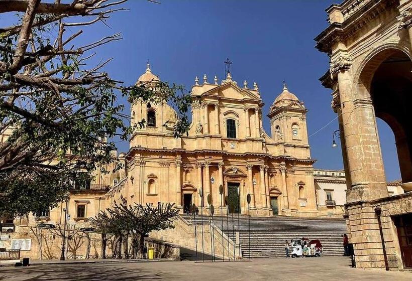 تختخواب و صبحانه Bnb Noto   Charming Tiny House