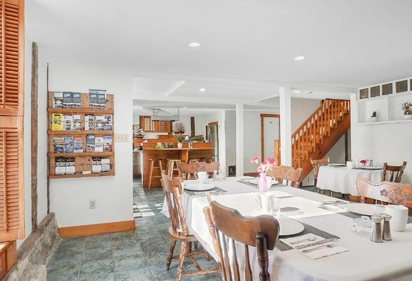 تختخواب و صبحانه Sail Inn Lunenburg