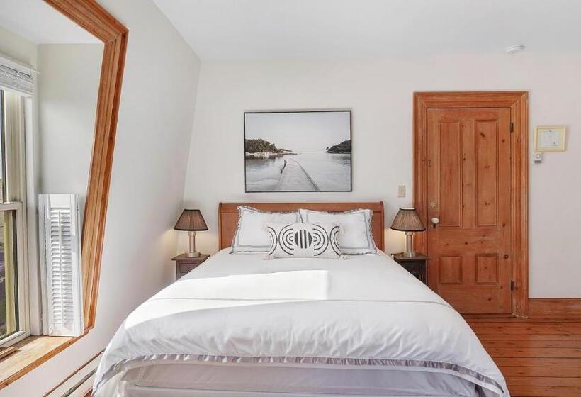 تختخواب و صبحانه Sail Inn Lunenburg