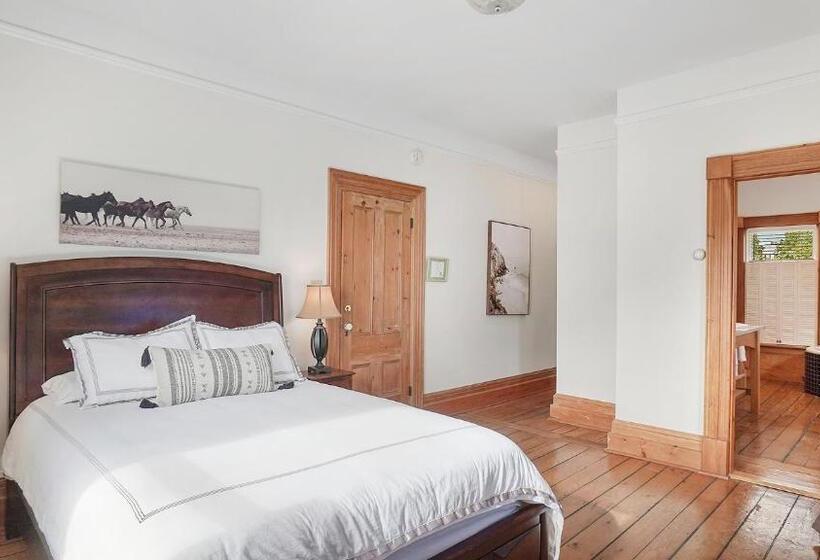 تختخواب و صبحانه Sail Inn Lunenburg