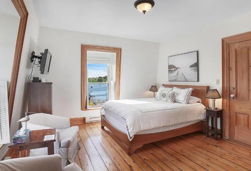 تختخواب و صبحانه Sail Inn Lunenburg