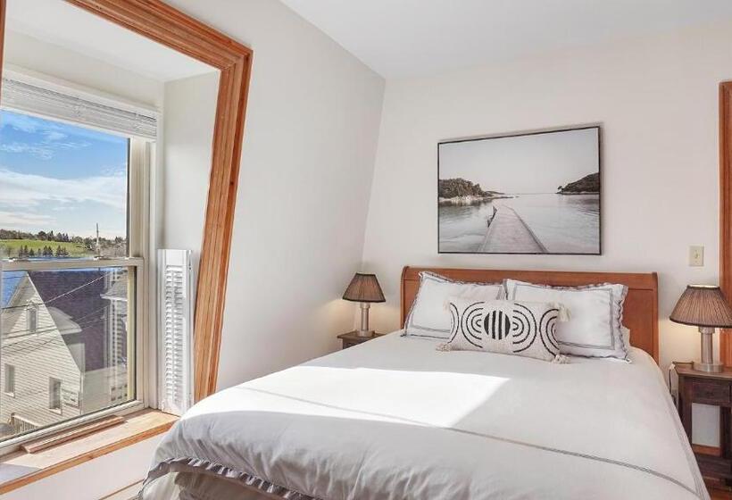 تختخواب و صبحانه Sail Inn Lunenburg