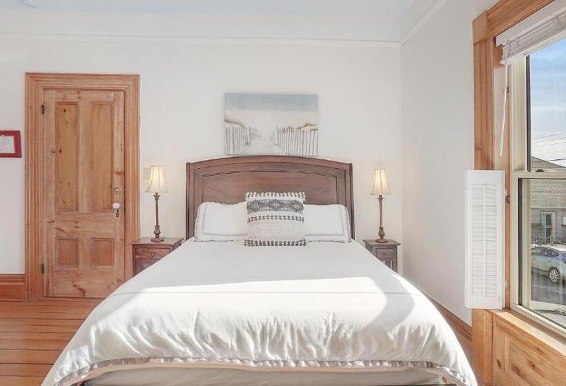 تختخواب و صبحانه Sail Inn Lunenburg
