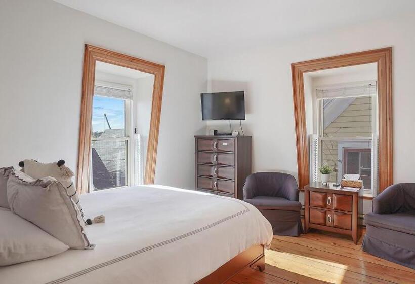 تختخواب و صبحانه Sail Inn Lunenburg