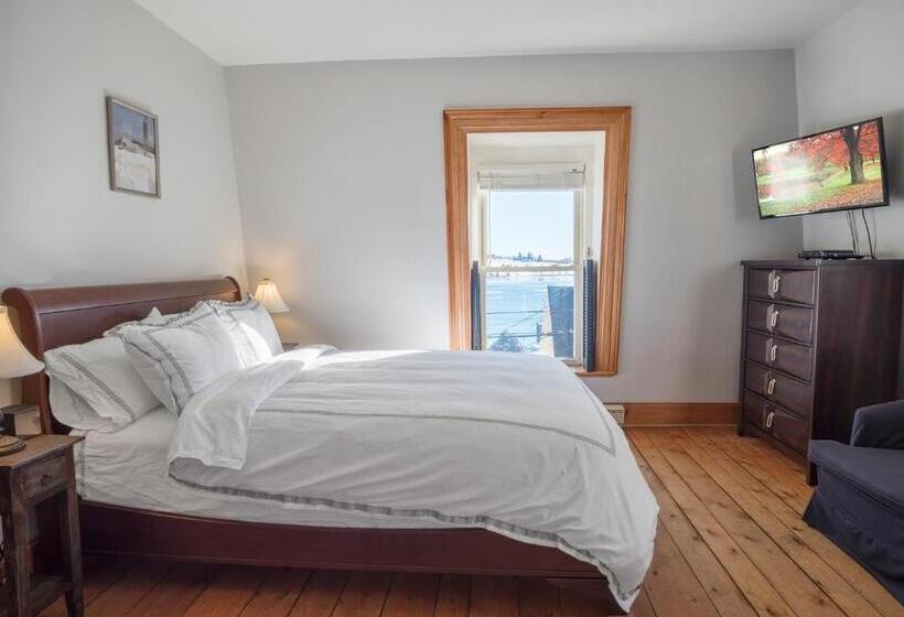 تختخواب و صبحانه Sail Inn Lunenburg