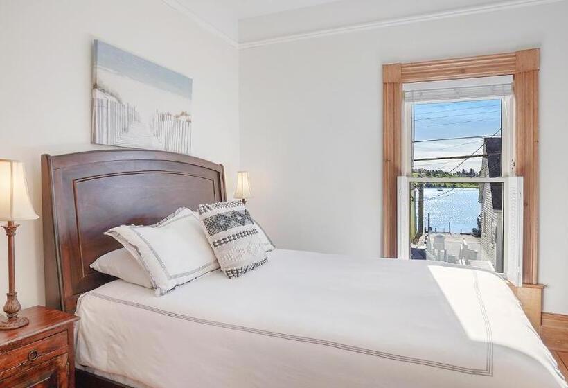 تختخواب و صبحانه Sail Inn Lunenburg