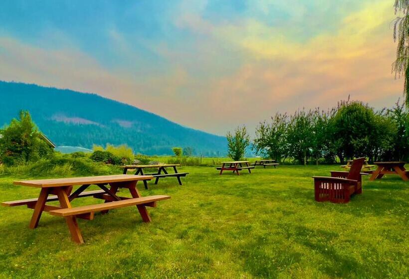 Monashee Motel