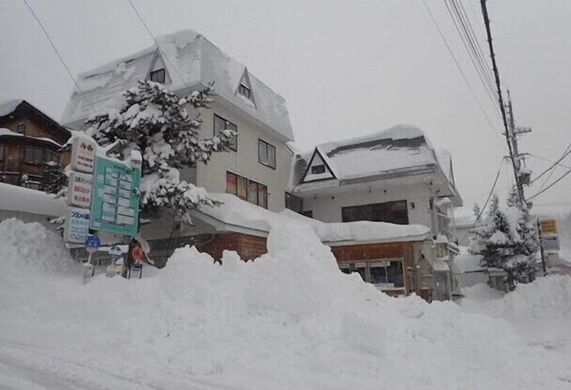 هاستل Hakuba Cortina Lodge