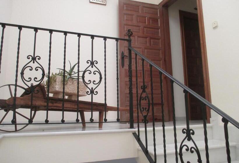 הוסטל Hostal Artiga