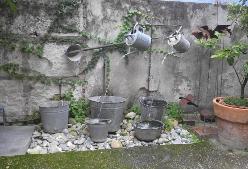 تختخواب و صبحانه Flora