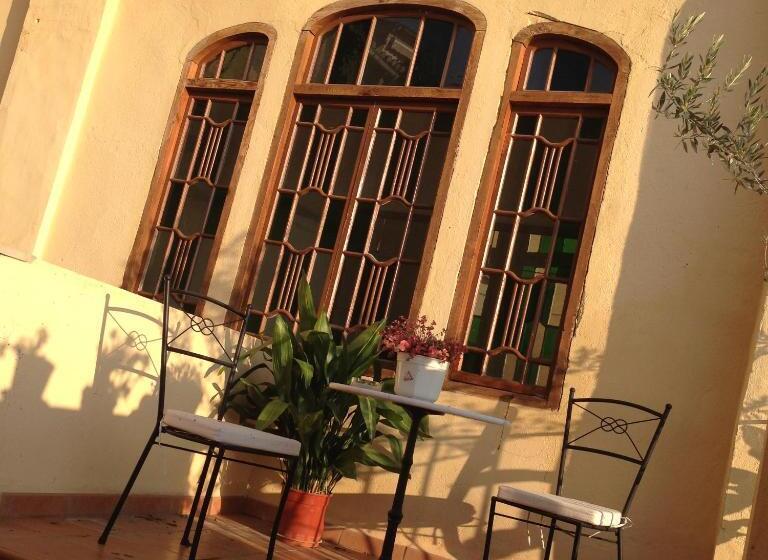 تختخواب و صبحانه Cal Comabella