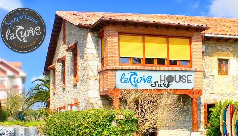 تختخواب و صبحانه La Curva Surfhouse   Hostel