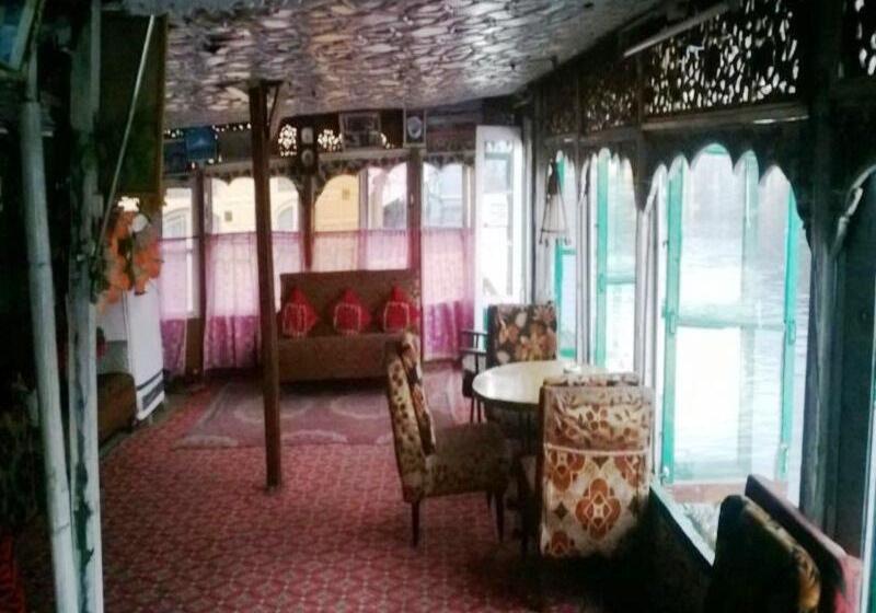 فندق Island Homestay In Dal Lake