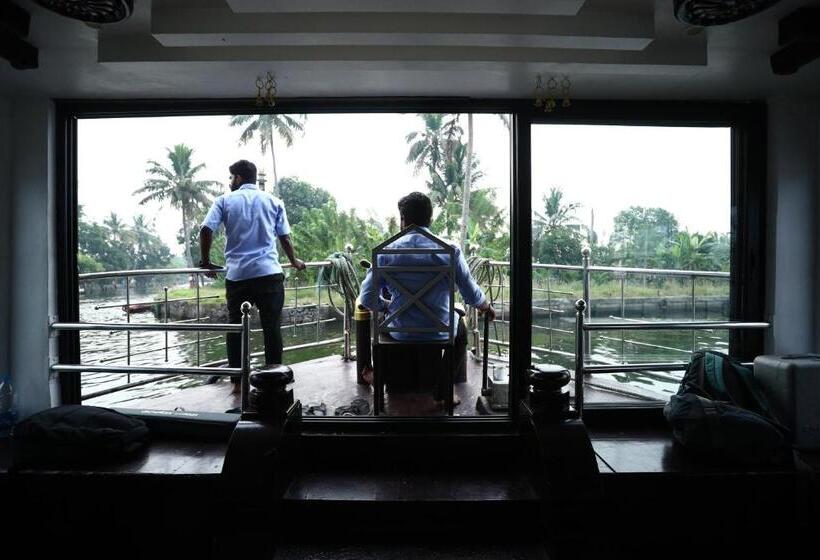 ホテル Sreekrishna Houseboat   Vaccinated Staff