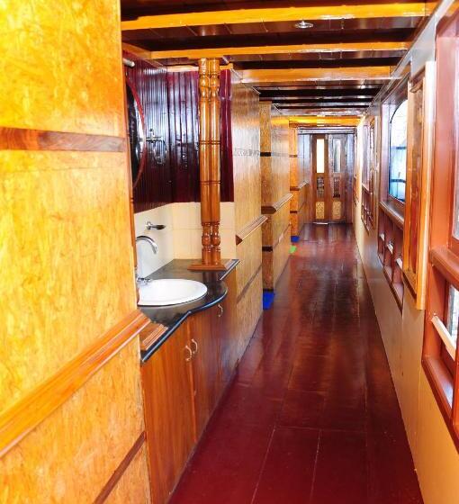 ホテル Sreekrishna Houseboat   Vaccinated Staff