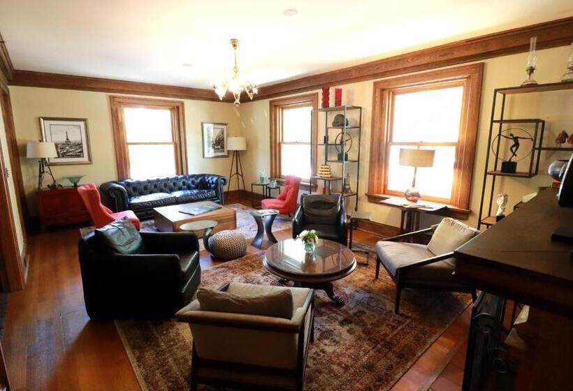 تختخواب و صبحانه Inn At 835 Boutique