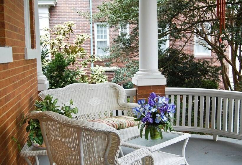 تختخواب و صبحانه The Albanus Phillips Inn