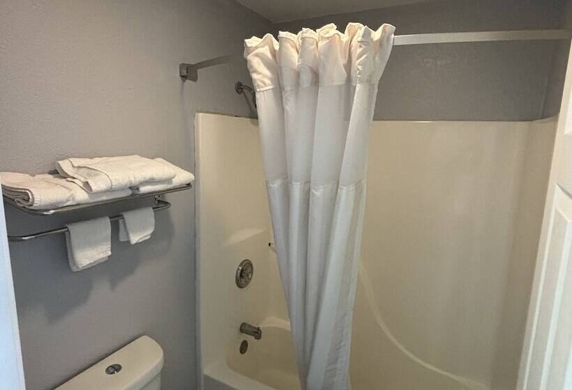 فندق Clairmont Inn