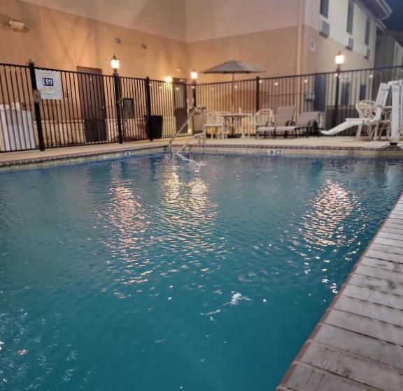 Отель Karnes City Lodge By Oyo Hwy 181