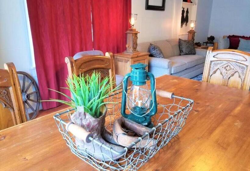 هتل Mrs. Anderson's Lodging