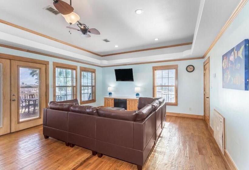 مُتل Tropic Island Resort