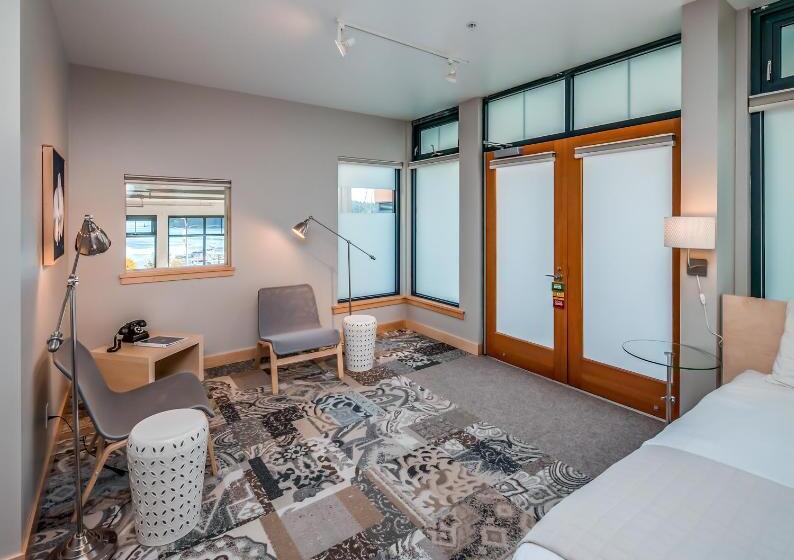 هتل Island Inn At 123 West