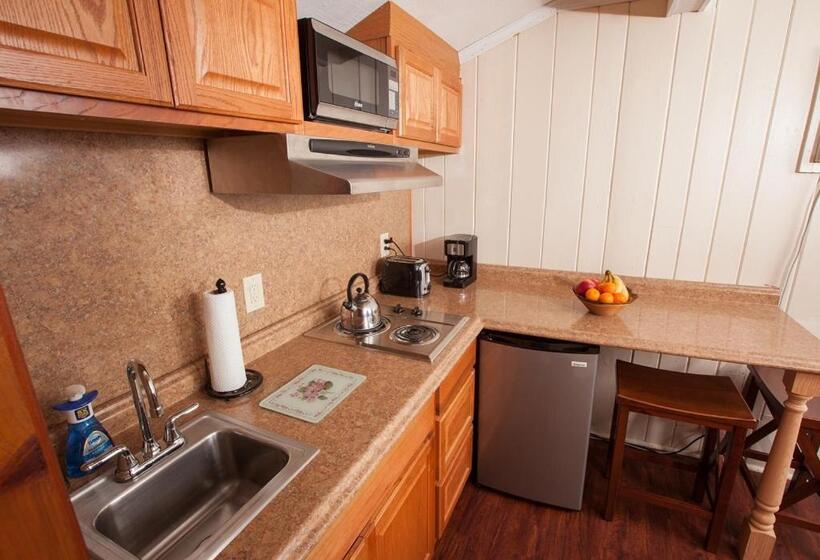 Knotty Pine Motel